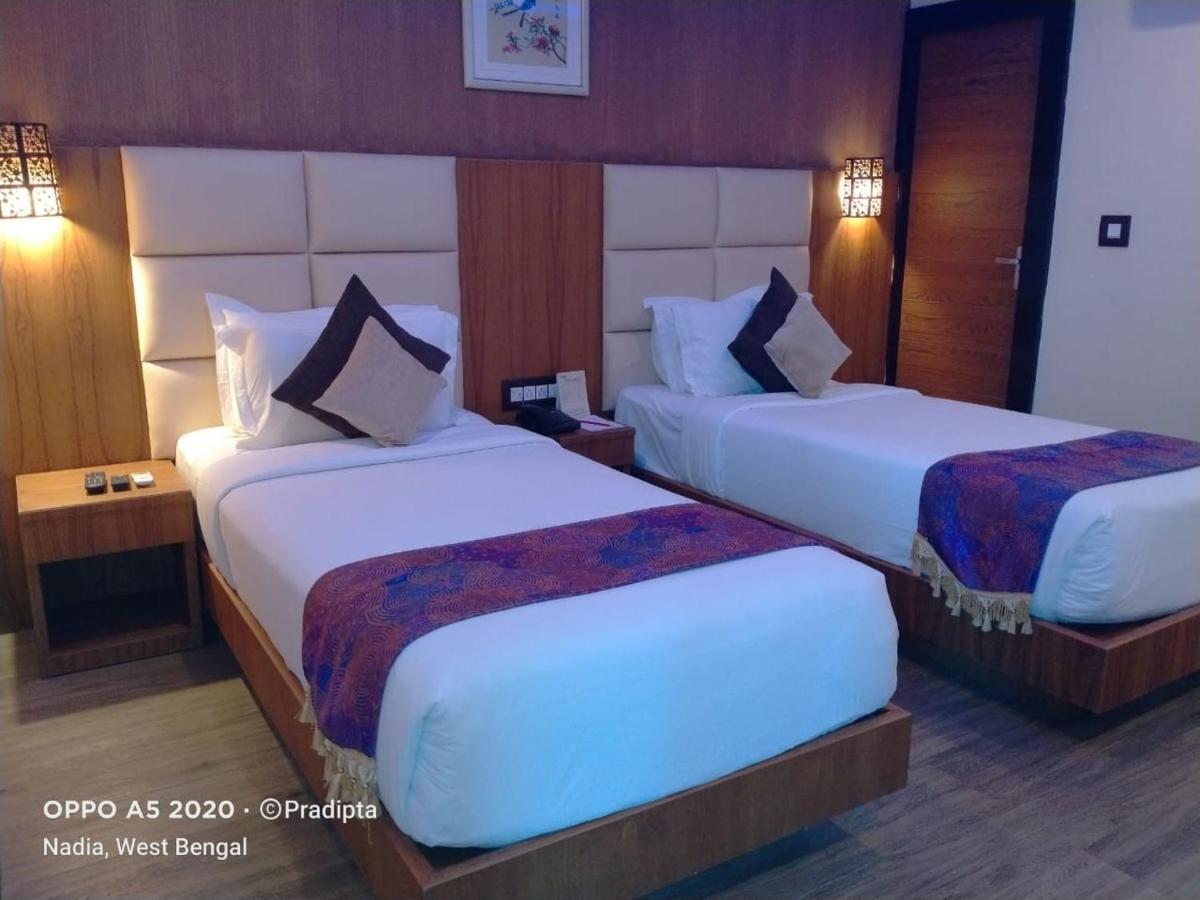 Dolphin Chocolate Inn Chandannagar Esterno foto