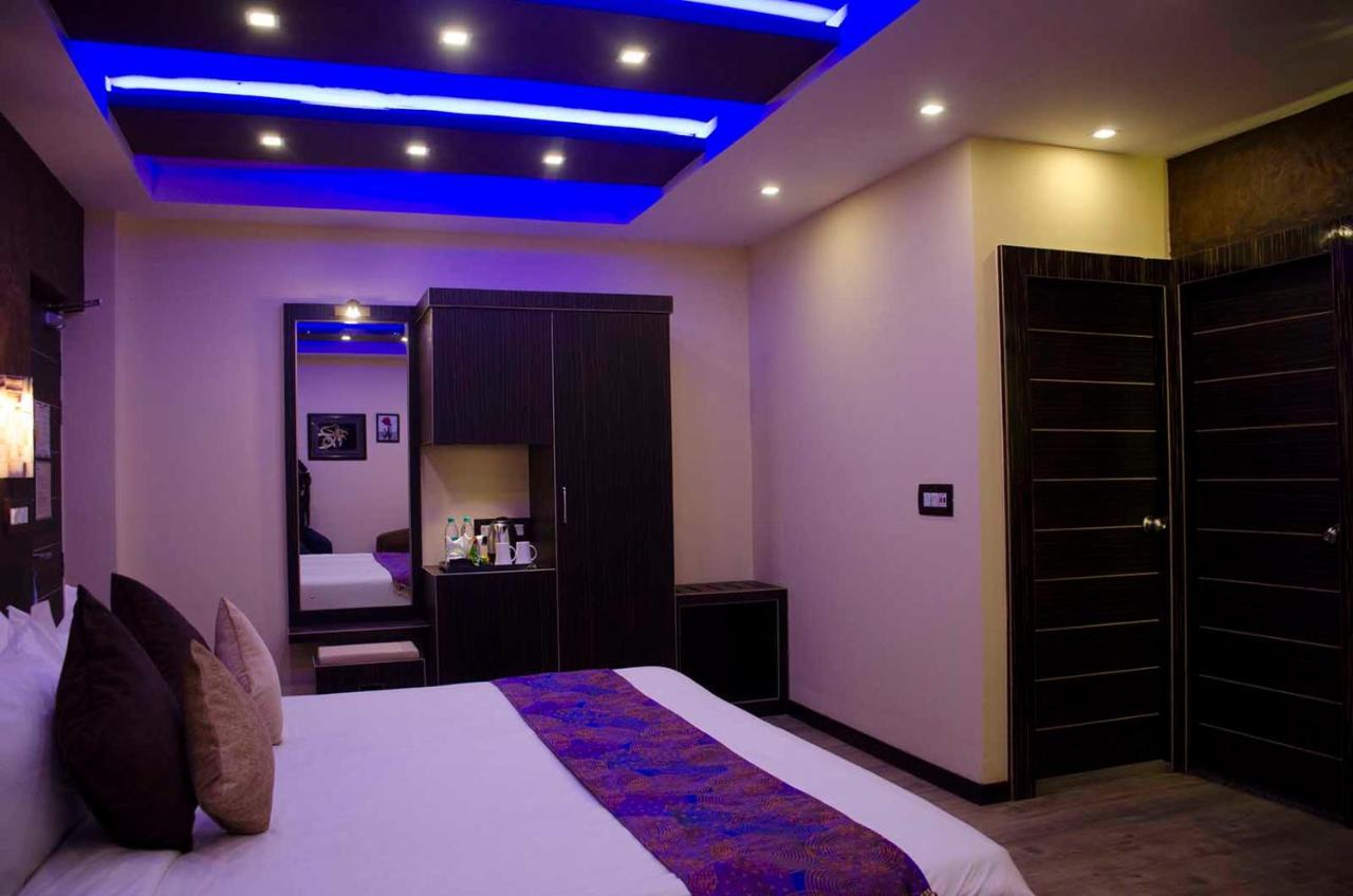 Dolphin Chocolate Inn Chandannagar Esterno foto
