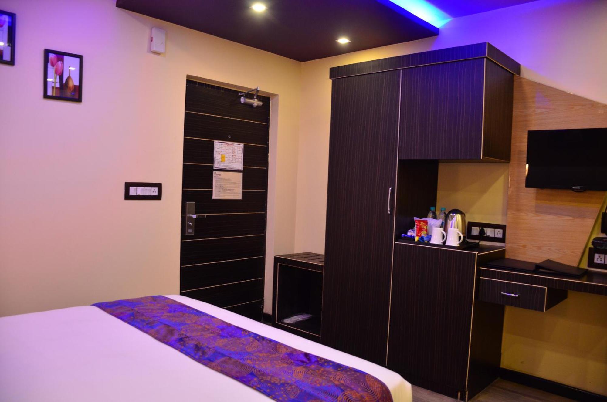 Dolphin Chocolate Inn Chandannagar Esterno foto
