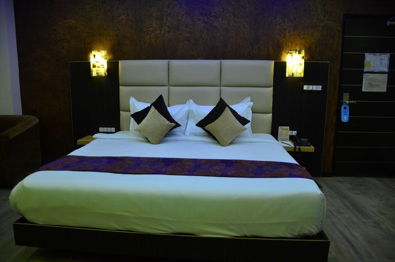 Dolphin Chocolate Inn Chandannagar Esterno foto