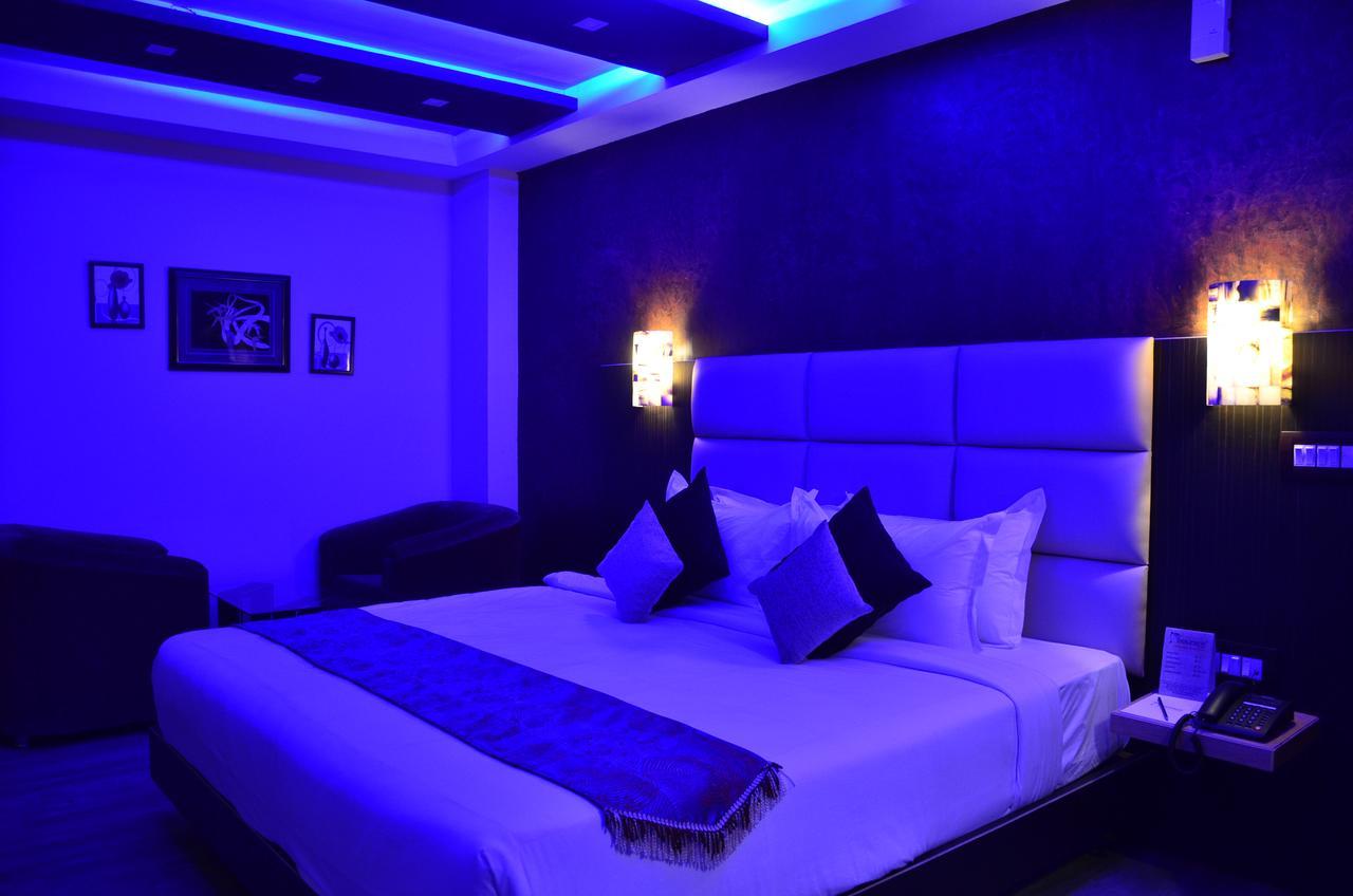 Dolphin Chocolate Inn Chandannagar Esterno foto